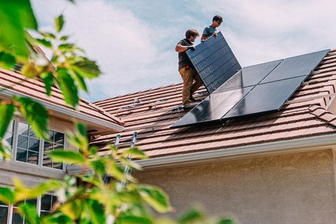 Photovoltaik-Panele werden auf einem Hausdach installiert