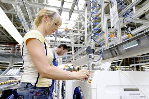 Miele: Mitarbeiterin in der Produktion