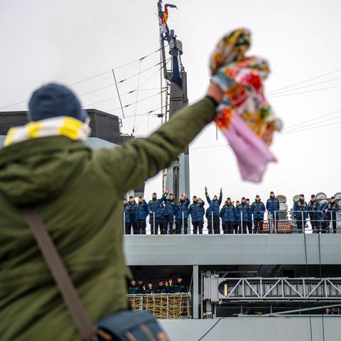 Angehörige winken bei der Abfahrt der Fregatte "Hessen", die zu ihrem Einsatz ins Rote Meer aufbricht