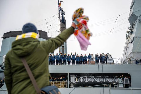 Angehörige winken bei der Abfahrt der Fregatte "Hessen", die zu ihrem Einsatz ins Rote Meer aufbricht