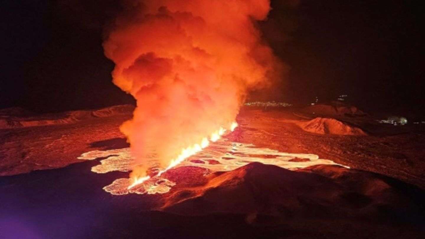 Lava und Rauch quellen aus der Vulkanspalte in Island