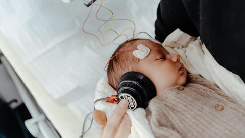 Bei einem Neugeborenen wird ein Hörtest durchgeführt