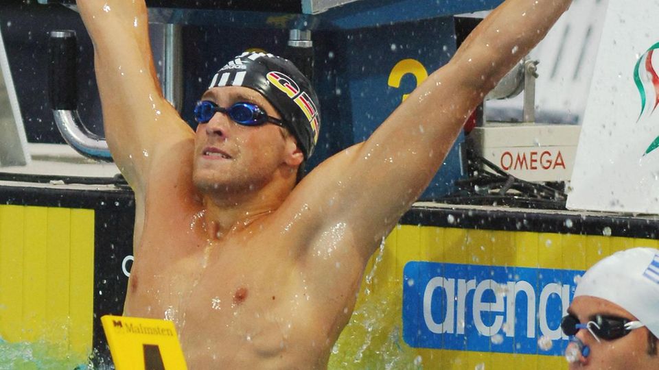 Helge Meeuw gewinnt seine Goldmedaille im 50-Meter-Rückenschwimmen