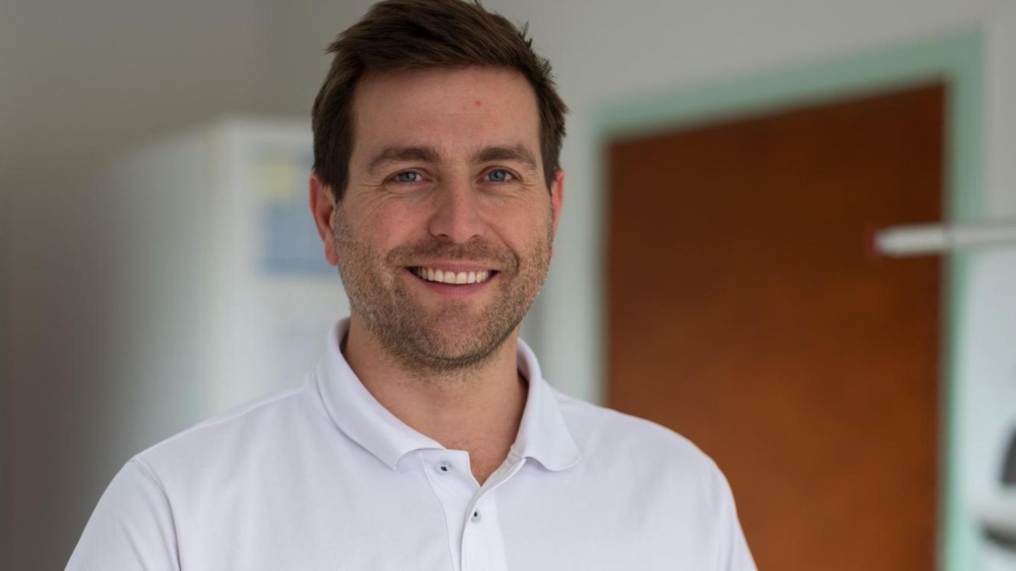 Portrait von Helge Meeuw in seiner Praxis