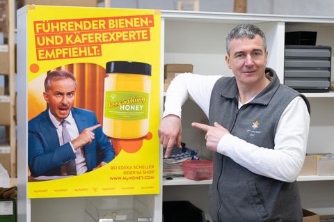 Imker Rico Heinzig neben einem Plakat mit dem Foto des Moderators Jan Böhmermann