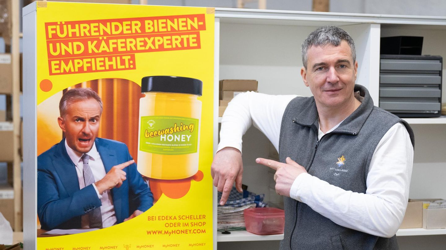 Imker Rico Heinzig neben einem Plakat mit dem Foto des Moderators Jan Böhmermann