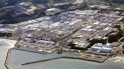 Blick von oben auf das Kernkraftwerk Fukushima Daiichi an der japanischen Ostküste