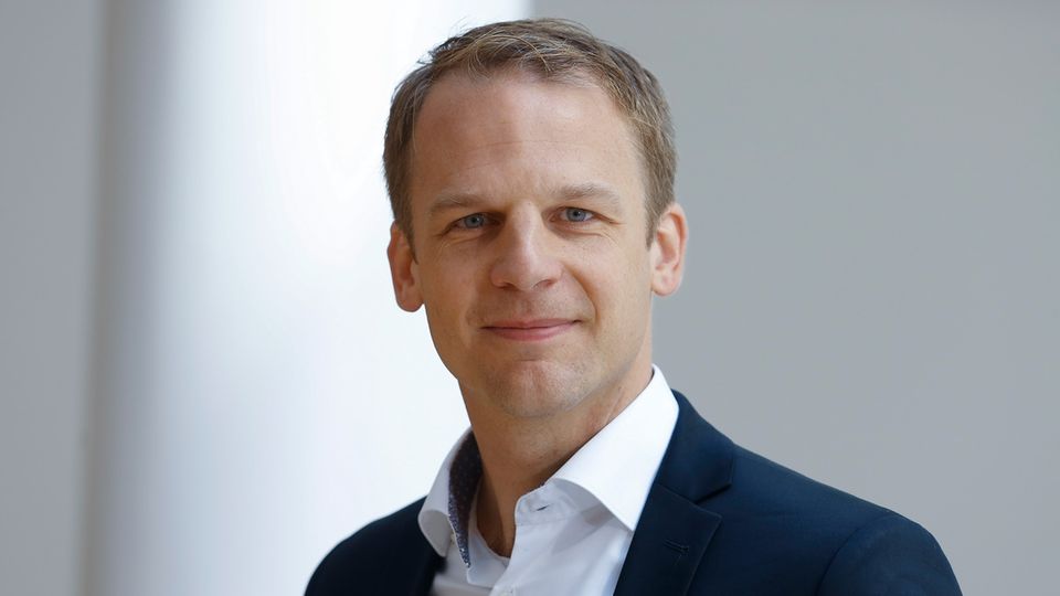 Stefan Kroll leitet die Wissenschaftskommunikation am Leibniz-Institut für Friedens- und Konfliktforschung in Frankfurt