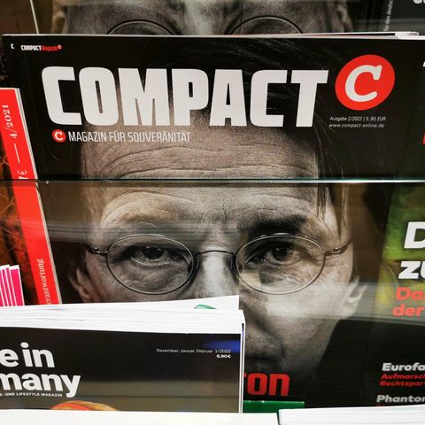 Das Magazin "Compact" liegt in einem Zeitschriftenregal