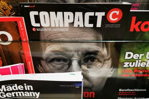 Das Magazin "Compact" liegt in einem Zeitschriftenregal