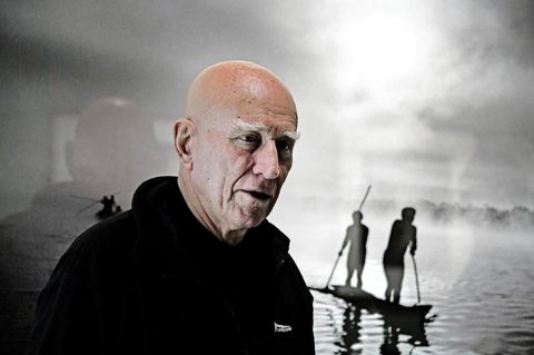 Portrait des Fotografen Sebastião Salgado vor einem seiner Werke
