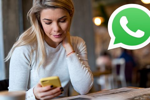 Frau mit Handy, Whatsapp Logo