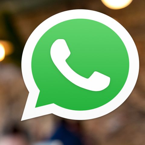 Frau mit Handy, Whatsapp Logo