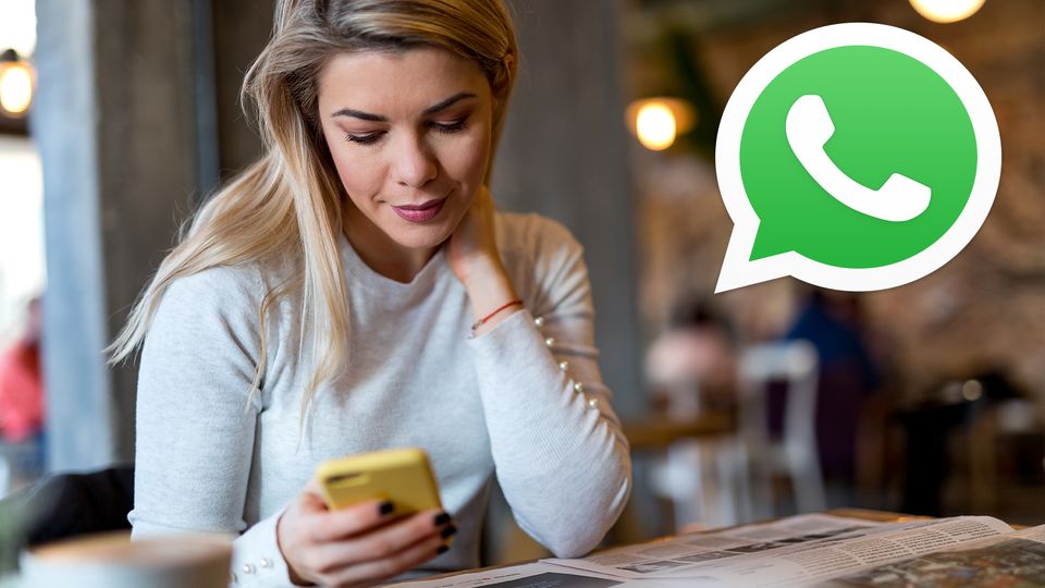 Frau mit Handy, Whatsapp-Logo