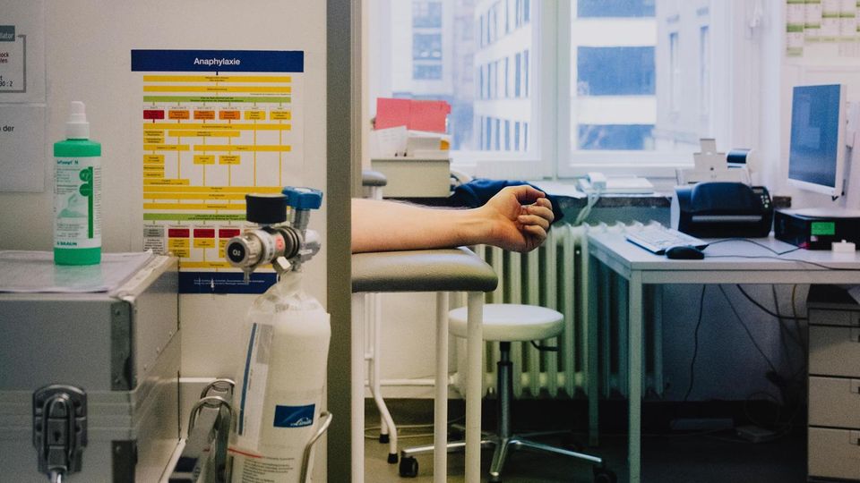 Allergie: Arm eines Patienten im Labor