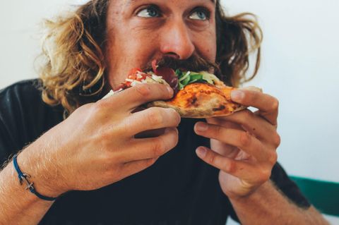 Mann isst Pizza