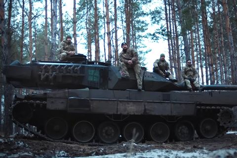 Die ganze Crew auf dem Leopard 2A6