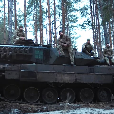 Die ganze Crew auf dem Leopard 2A6