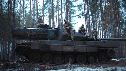 Die ganze Crew auf dem Leopard 2A6