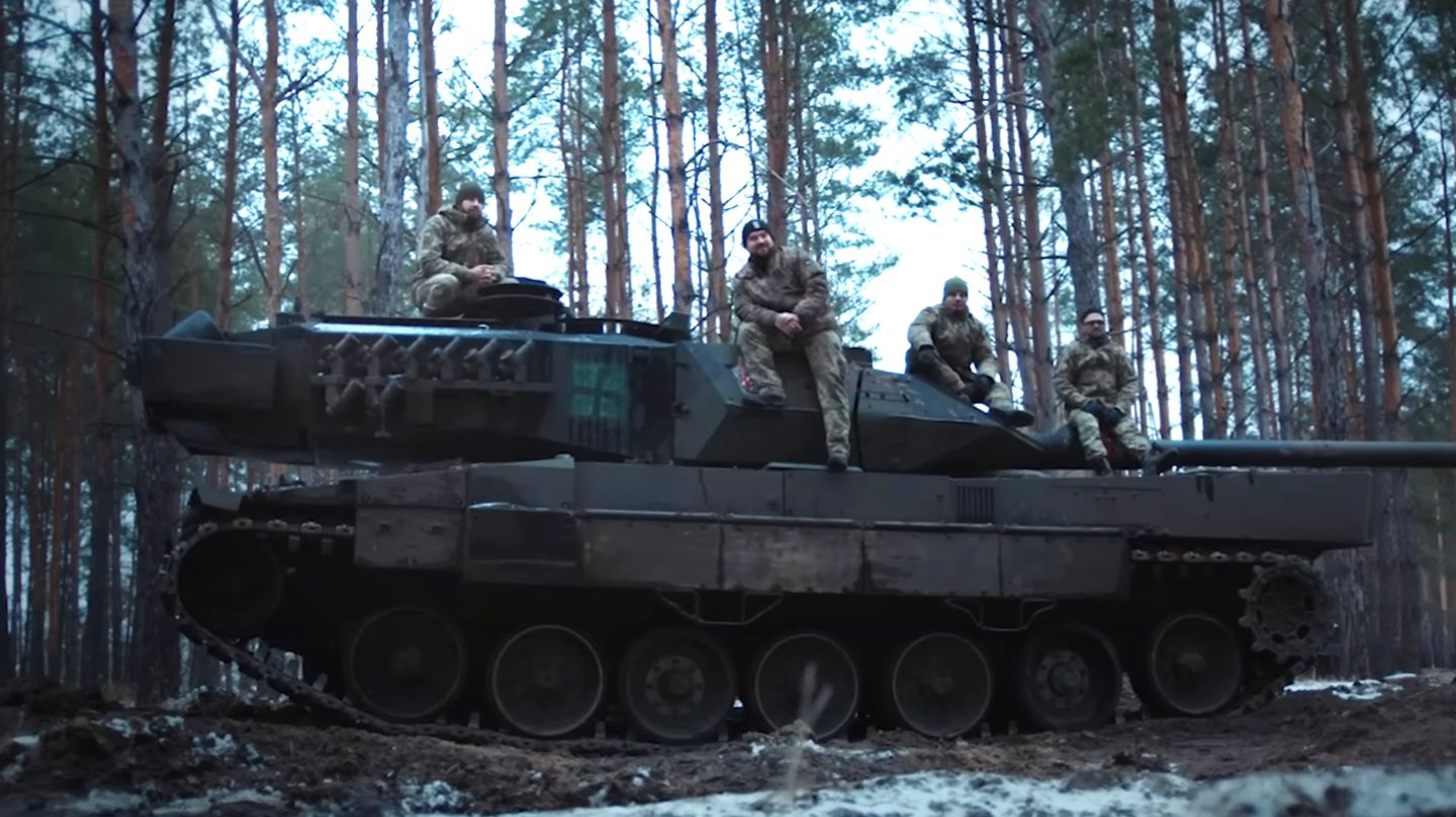 Die ganze Crew auf dem Leopard 2A6