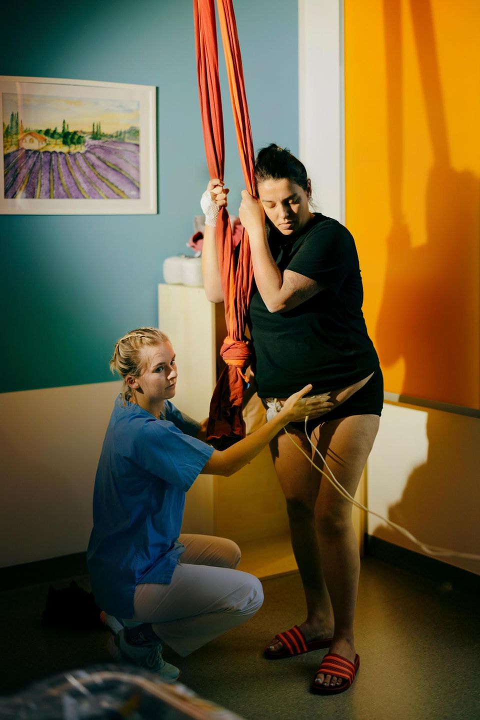 Geburtshilfe: Schwangere Luisa Herpig erhält während Wehe Unterstützung durch Hebamme Geburtshilfe: Schwangere Luisa Herpig erhält während Wehe Unterstützung durch Hebamme