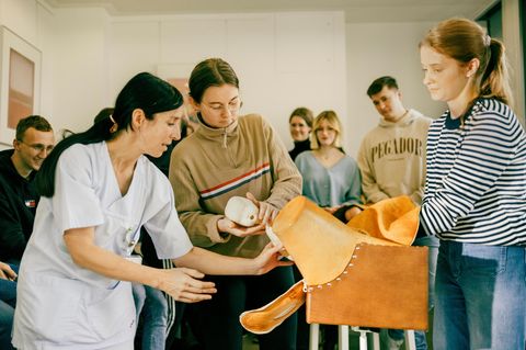 Geburtshilfe: Drei Frauen erproben Geburt am Modell