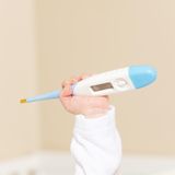 Temperaturmesser in Kinderhand