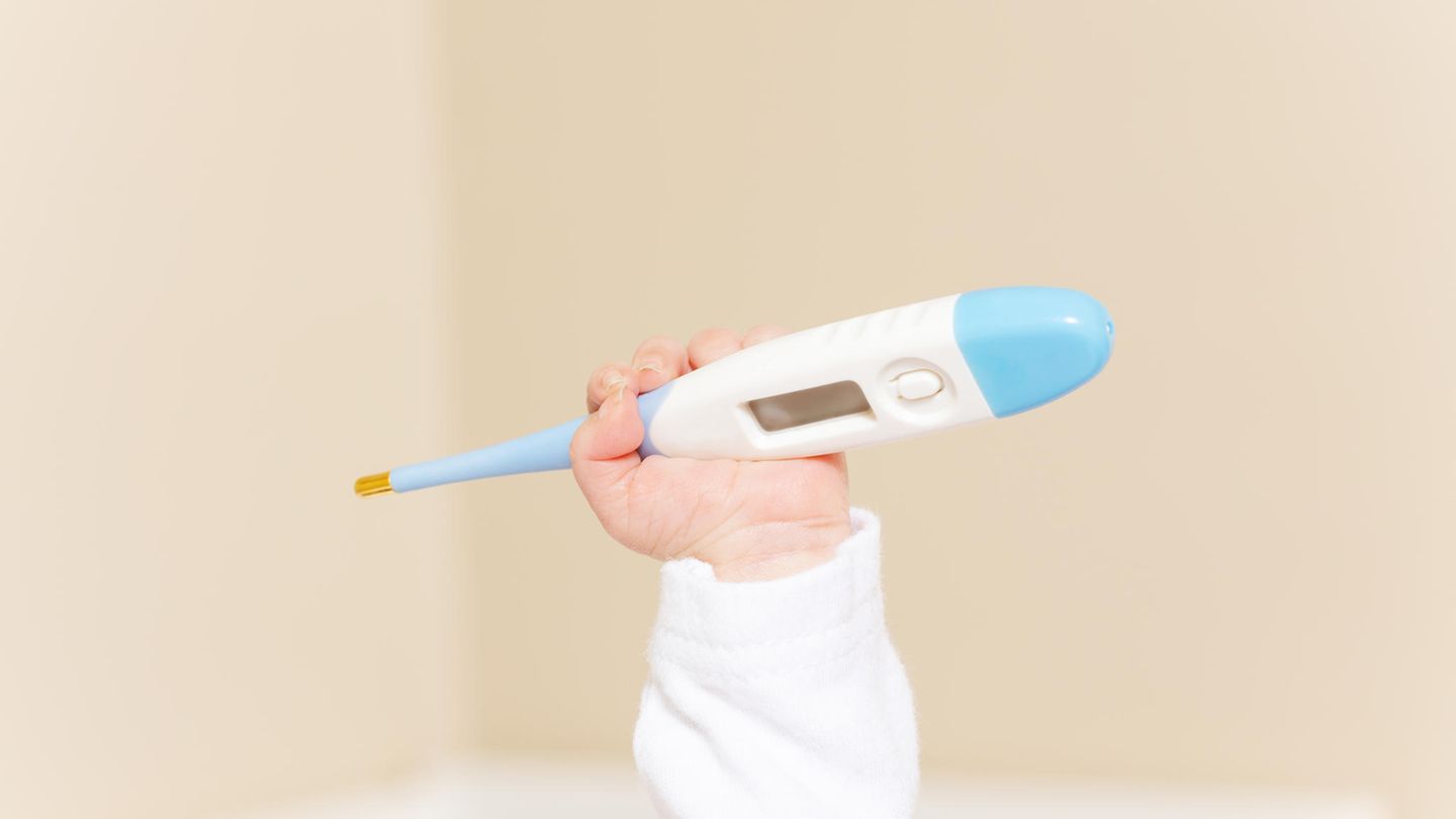 Temperaturmesser in Kinderhand Temperaturmesser in Kinderhand