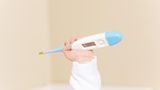 Temperaturmesser in Kinderhand