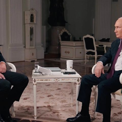 Am Dienstag hatte US-Moderator Tucker Carlson den russischen Präsidenten Wladimir Putin interviewt. Am Donnerstagabend US-amerikanischer Zeit wurde das Gespräch veröffentlicht.