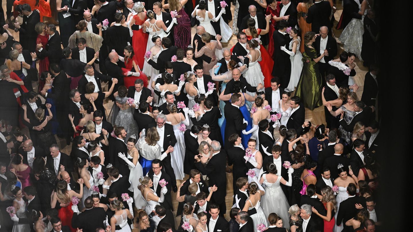 Tanzpaare auf dem Parkett der Staatsoper