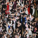 Tanzpaare auf dem Parkett der Staatsoper