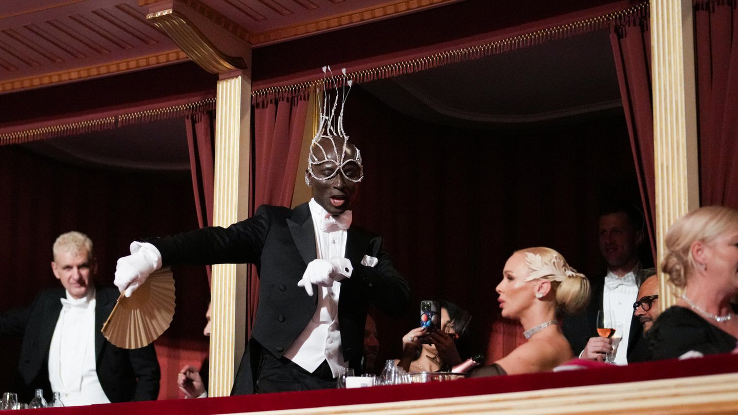 Auch Model Papis Loveday hatte seinen Spaß in der Staatsoper