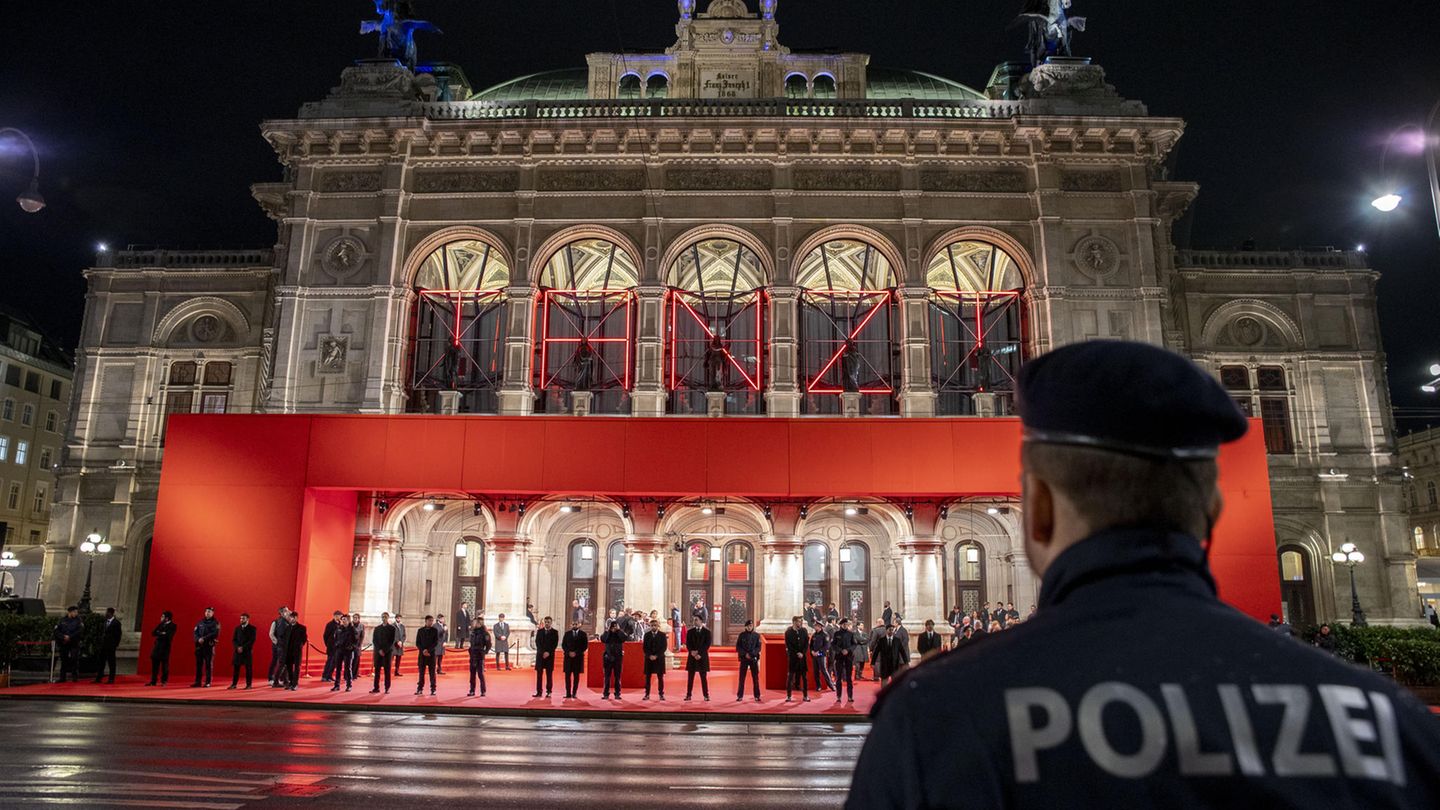 Die Staatsoper von außen. Eintrittskarten für die exklusive Veranstaltung kosteten zwischen 385 Euro und 24.500 Euro.