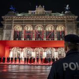 Die Staatsoper von außen. Eintrittskarten für die exklusive Veranstaltung kosteten zwischen 385 Euro und 24.500 Euro.