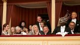 Papis Loveday hatte die Loge neben Lugner und Priscilla.