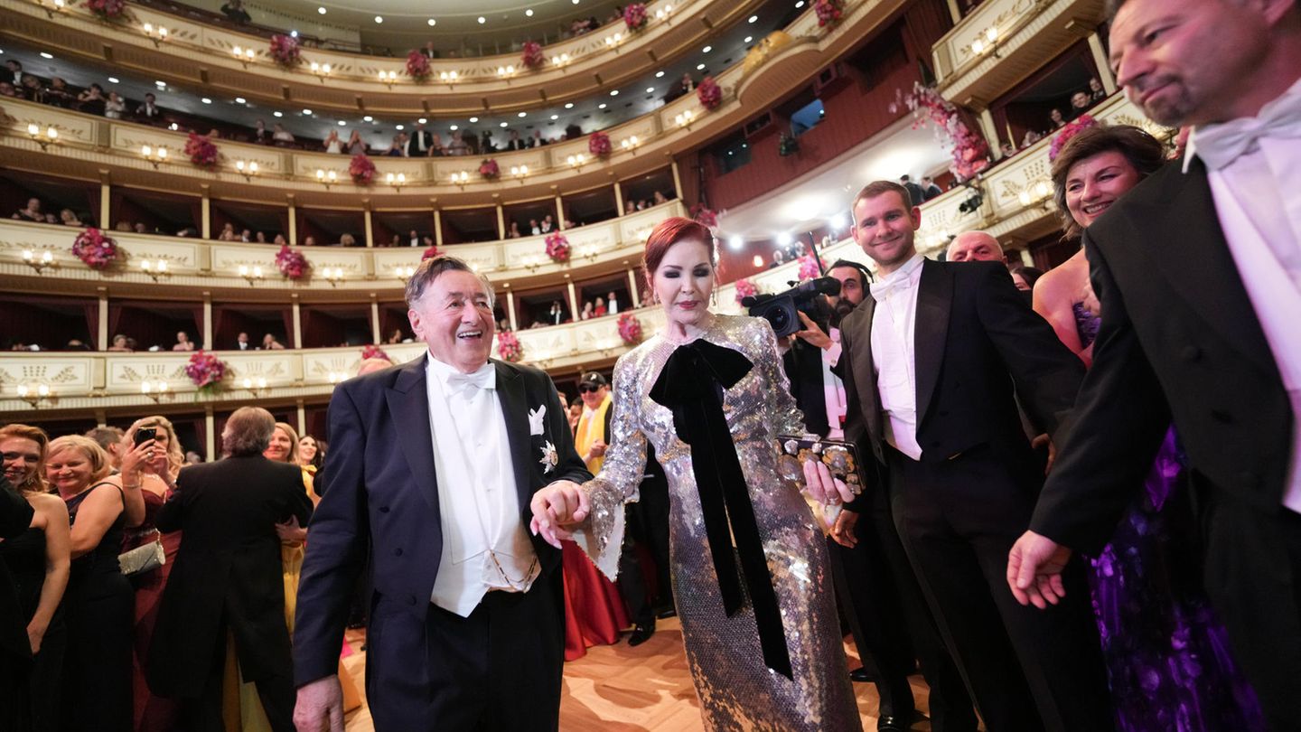 Lugner führt Priscilla aufs Parkett des Opernballs: "So schön hier, irgendwie so emotional. Wir haben mit Sicherheit nichts dergleichen in Los Angeles", kommentierte Priscilla das Erlebnis.