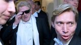 Schlagersänger Heino, dessen Ehefrau Hannelore vor drei Monaten gestorben ist, kam ebenfalls zu Besuch. "Die Hannelore wäre glücklich, mich jetzt hier sehen zu dürfen", sagte Heino.