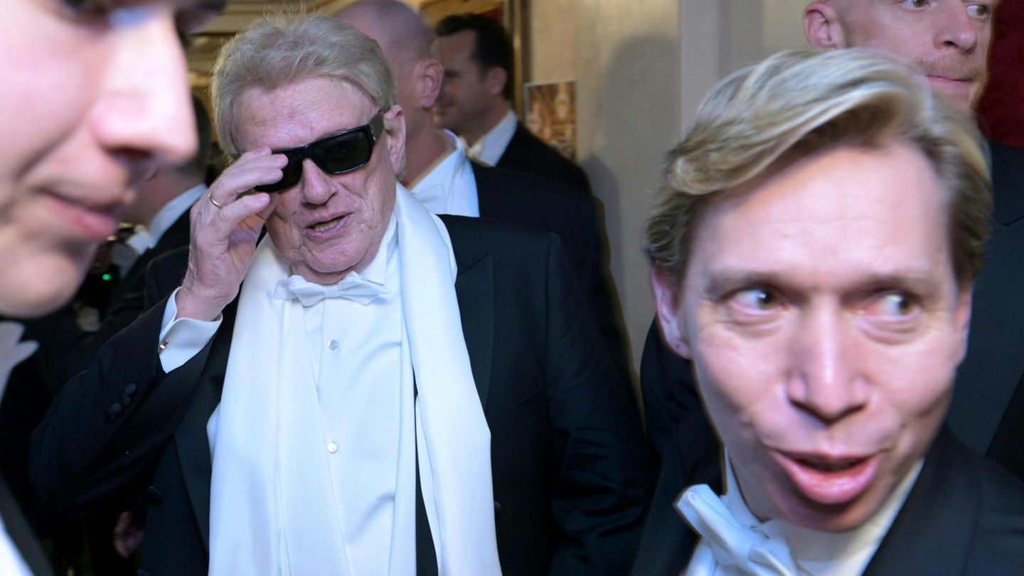 Schlagersänger Heino, dessen Ehefrau Hannelore vor drei Monaten gestorben ist, kam ebenfalls zu Besuch. "Die Hannelore wäre glücklich, mich jetzt hier sehen zu dürfen", sagte Heino.