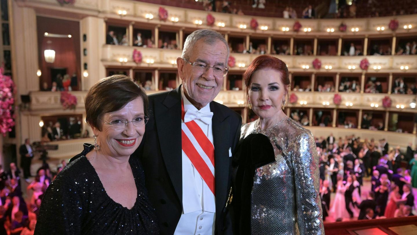 Österreichs Bundespräsident Alexander Van der Bellen mit Ehefrau Doris Schmidauer (links) und Priscilla Presley