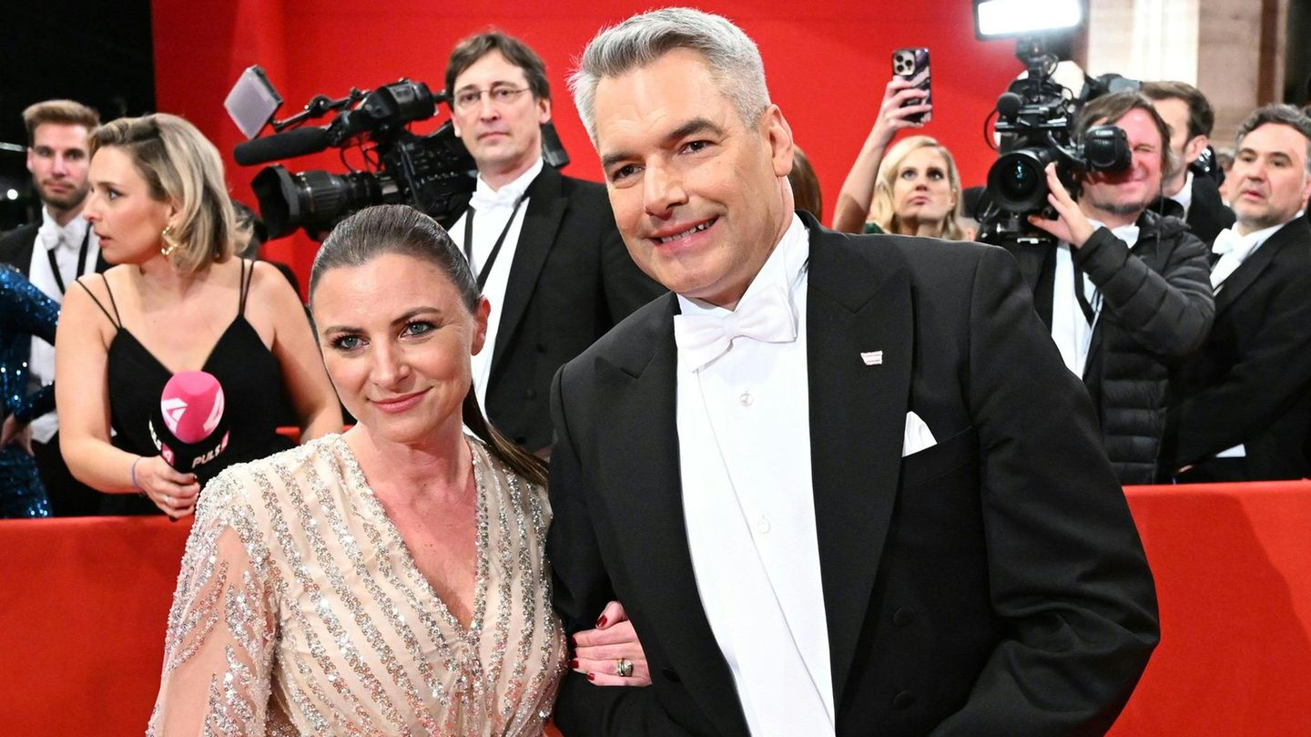 Österreichs Bundeskanzler Karl Nehammer mit seiner Frau Katharina