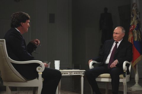 Russlands Präsident Wladimir Putin im Gespräch mit Tucker Carlson
