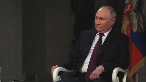 Russlands Präsident Wladimir Putin im Gespräch mit Tucker Carlson