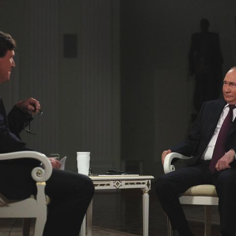 Russlands Präsident Wladimir Putin im Gespräch mit Tucker Carlson