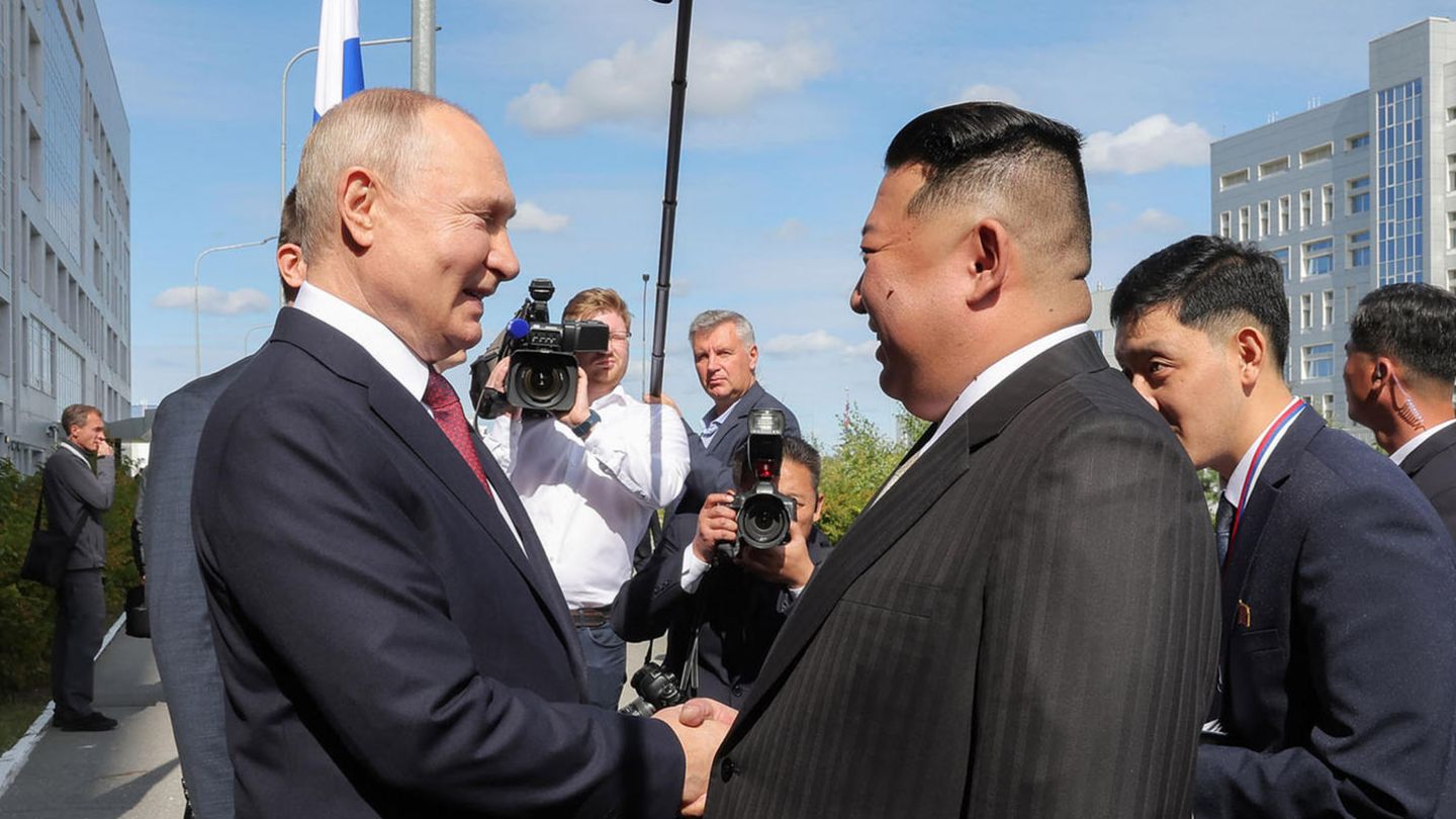 Die Machthaber Russlands und Nordkoreas schütteln sich bei einem Treffen in Wostotschny die Hände