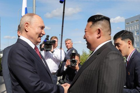 Die Machthaber Russlands und Nordkoreas schütteln sich bei einem Treffen in Wostotschny die Hände