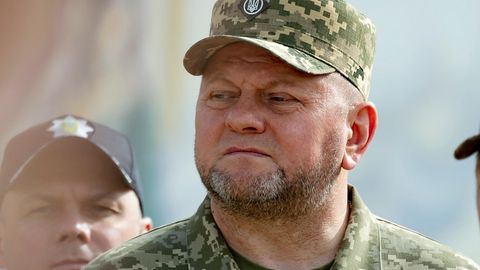 Was macht der General nun? Tritt er beiseite oder löst er ein politisches Erdbeben aus?