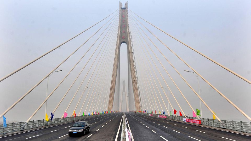 Eiszapfen stürzen von Brücke und demolieren etliche Autos