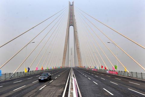 Eiszapfen stürzen von Brücke und demolieren etliche Autos