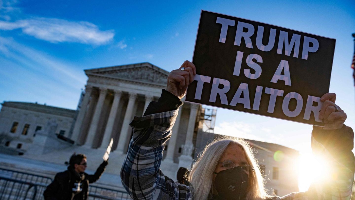Trump als "Verräter": Eine Demonstrantin vor dem Supreme Court in Washington. Dort haben die Richter am Donnerstag begonnen, über einen möglichen Ausschluss des Ex-Präsidenten von den Wahlen zu entscheiden
